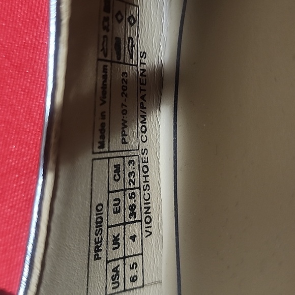 Vionic Presidio Women's Silver Flats & Oxfords - Picture 7 of 8